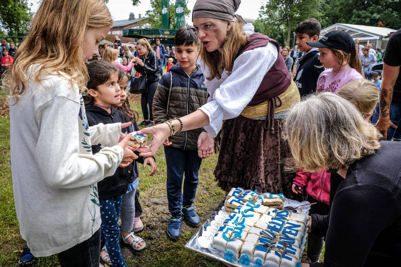 Anschließend verteilt die "christliche Piratin" Anker-Anke - alias Anke Westphal - den Kuchen an Kinder und Jugendliche. Foto: Jens Schulze