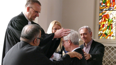Zusammen mit Bischof Adomeit (li.) sprachen Ilyas Yanc, 1. Vors. Yezidisches Forum, Oldenburg (2. von li.), Stefanie Röhll (Referentin für Ökumene und interreligiöser Dialog beim Bischöflich-Münsterschen Offizialat, Vechta) und Pfarrer Dr. Stefan Welz (re.) dem scheidenden Pfarrer Olaf Grobleben den Segen Gottes zu.