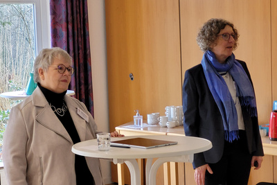 Synodenpräsidentin Sabine Blütchen (links) und Kreispfarrerin Martina Wittkowski erläutern Aufbau und Struktur der oldenburgischen Kirche.