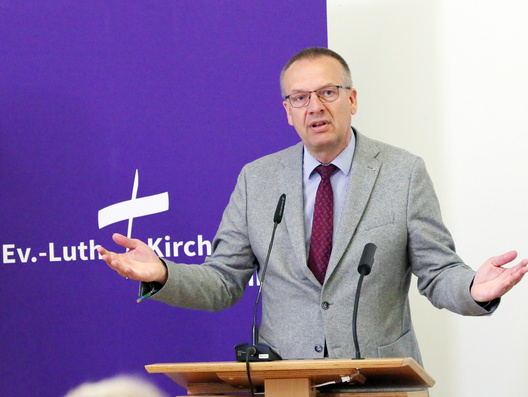 Das Foto zeigt Bischof Adomeit am Rednerpult.