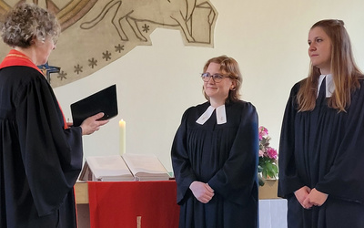 Kreispfarrerin Martina Wittkowki beruft Pia Christin Schäfer und Lina Kohring in ihre neuen Ämter für innovative missionarische Impulse und Social Media.