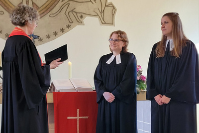 Kreispfarrerin Martina Wittkowki beruft Pia Christin Schäfer und Lina Kohring in ihre neuen Ämter für innovative missionarische Impulse und Social Media.