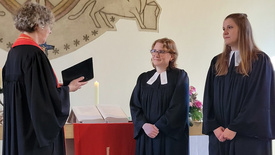 Kreispfarrerin Martina Wittkowki beruft Pia Christin Schäfer und Lina Kohring in ihre neuen Ämter für innovative missionarische Impulse und Social Media.