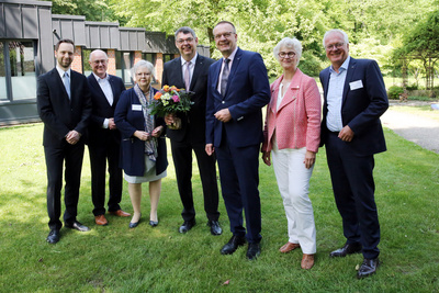 Gratulation zur Wahl zum theologischen Mitglied des Kollegiums des Oberkirchenrats (von links nach rechts): Oberkirchenrat Sebastian Groß, Oberkirchenrat Detlef Mucks-Büker, Synodenpräsidentin Sabine Blütchen, Kreispfarrer Lars Dede, Bischof Thomas Adomeit, Oberkirchenrätin Gudrun Mawick und Oberkirchenrat Udo Heinen. 