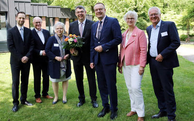 Gratulation zur Wahl zum theologischen Mitglied des Kollegiums des Oberkirchenrats (von links nach rechts): Oberkirchenrat Sebastian Groß, Oberkirchenrat Detlef Mucks-Büker, Synodenpräsidentin Sabine Blütchen, Kreispfarrer Lars Dede, Bischof Thomas Adomeit, Oberkirchenrätin Gudrun Mawick und Oberkirchenrat Udo Heinen. 