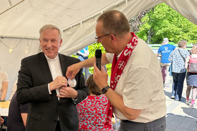 Bischof Thomas Adomeit begrüßt Weihbischof Wilfried Theising im Treffpunkt „Mut zu Waterloo … Reformiertes und Meer“.
