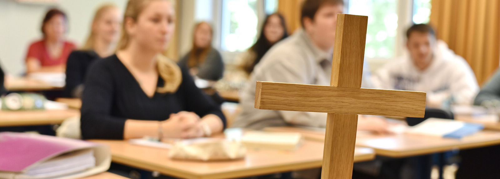 Man sieht Jugendliche in einem Klassenzimmer im Religionsunterricht