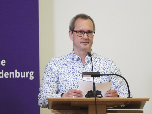 Am Rednerpult steht der Synodale Tobias Frick.