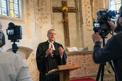 Bischof Thomas Adomeit während der Aufzeichnung des Video-Gottesdienstes in der Gertrudenkapelle in Oldenburg.