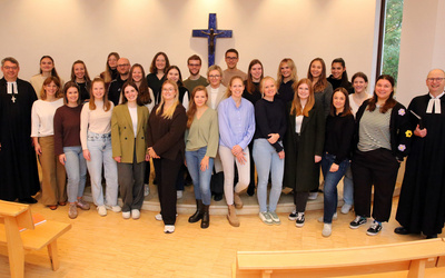 28 Religionslehrkräfte aus ganz Niedersachsen haben ihre Vokationsurkunden zur Erteilung des evangelischen Religionsunterrichts von Oberkirchenrat Lars Dede (links) und Pfarrer Fritz Pinne (rechts) erhalten.