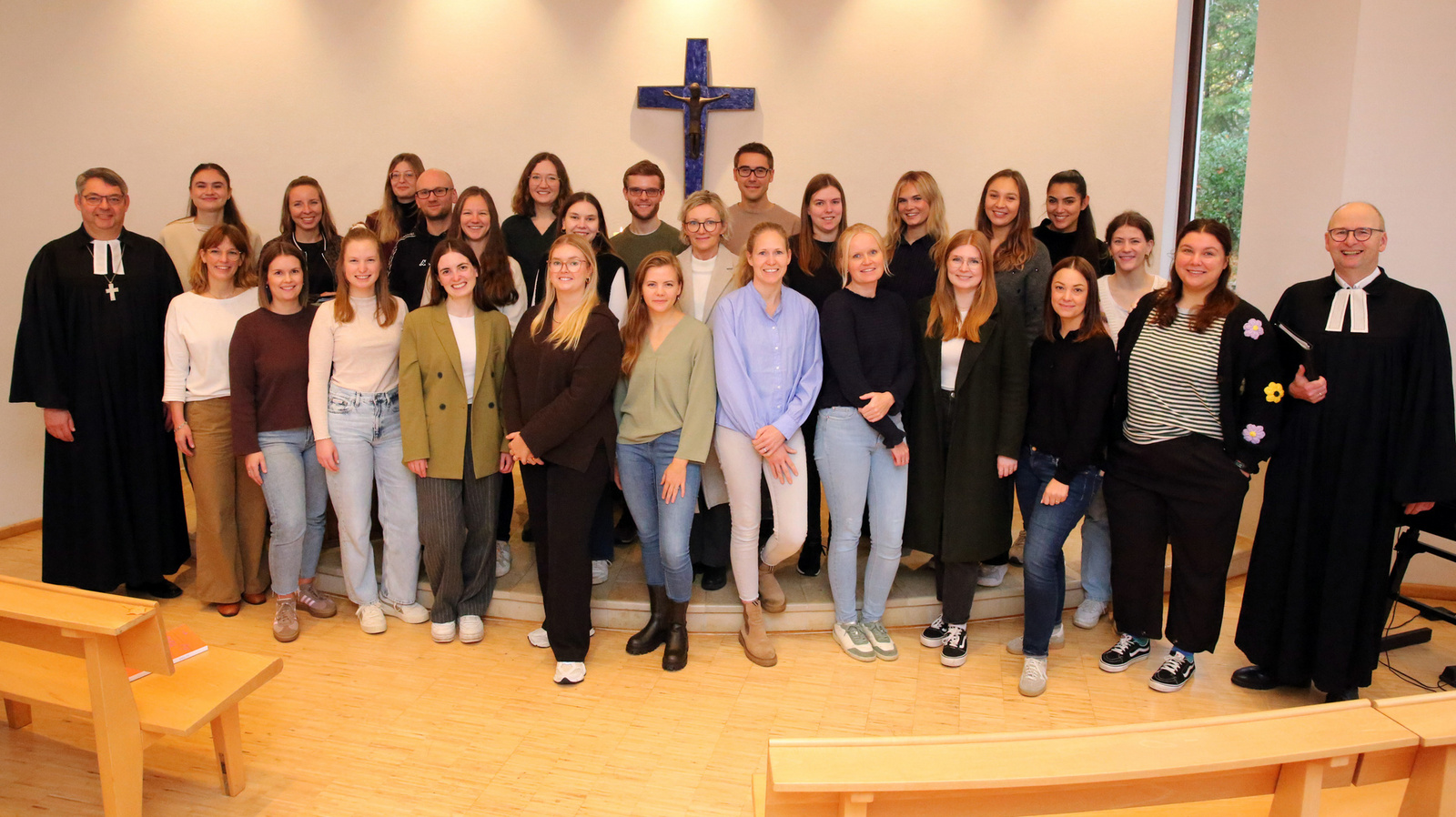 28 Religionslehrkräfte aus ganz Niedersachsen haben ihre Vokationsurkunden zur Erteilung des evangelischen Religionsunterrichts von Oberkirchenrat Lars Dede (links) und Pfarrer Fritz Pinne (rechts) erhalten.