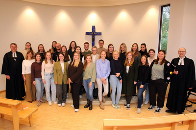 28 Religionslehrkräfte aus ganz Niedersachsen haben ihre Vokationsurkunden zur Erteilung des evangelischen Religionsunterrichts von Oberkirchenrat Lars Dede (links) und Pfarrer Fritz Pinne (rechts) erhalten.