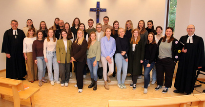 28 Religionslehrkräfte aus ganz Niedersachsen haben ihre Vokationsurkunden zur Erteilung des evangelischen Religionsunterrichts von Oberkirchenrat Lars Dede (links) und Pfarrer Fritz Pinne (rechts) erhalten.