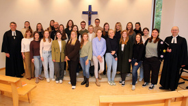 28 Religionslehrkräfte aus ganz Niedersachsen haben ihre Vokationsurkunden zur Erteilung des evangelischen Religionsunterrichts von Oberkirchenrat Lars Dede (links) und Pfarrer Fritz Pinne (rechts) erhalten.