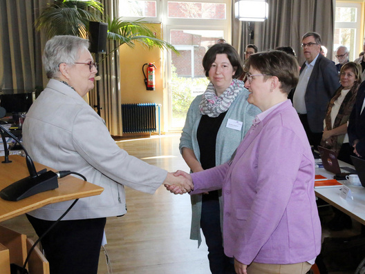 Das Bild zeigt die Verpflichtung neuer Synodaler.