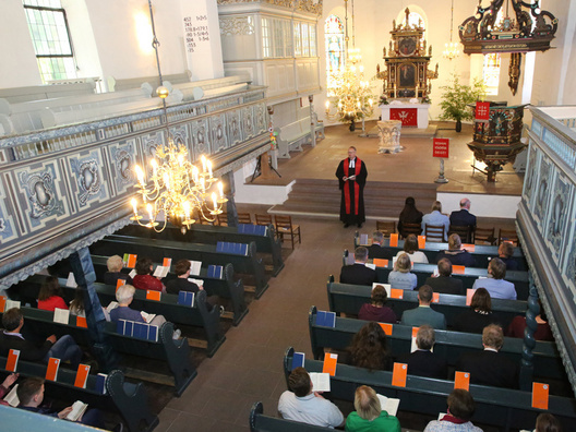 Die 1. Tagung der 50. Synode der oldenburgischen Kirche wurde am Donnerstagmorgen mit einem Abendmahlsgottesdienst in der St.-Ulrichs-Kirche in Rastede eröffnet.