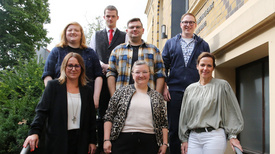 Ausbildungsstart in der Gemeinsamen Kirchenverwaltung (Obere Reihe von links): die Auszubildende Jennifer Raschke (3. Ausbildungsjahr), Auszubildender Justus zur Loye, Auszubildender Justin Haughey und Auszubildender Florian Ravenstein sowie  (Untere Reihe von links): Ausbilderin Raphaela Kompio-Ramadan von der Gemeinsame Kirchenverwaltung (Team Personal), Sina von der Burg von der Gemeinsame Kirchenverwaltung (Teamleitung Personal) und Birte Rüder, kommissarische Leiterin der Regionalen Dienstelle Delmenhorst/Oldenburg Land