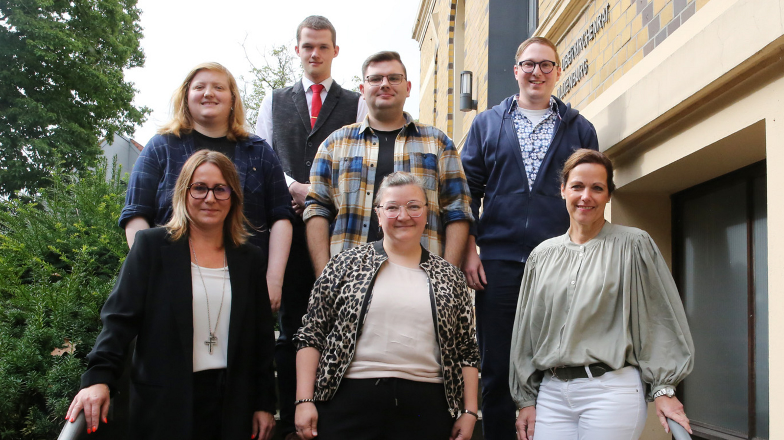 Ausbildungsstart in der Gemeinsamen Kirchenverwaltung (Obere Reihe von links): die Auszubildende Jennifer Raschke (3. Ausbildungsjahr), Auszubildender Justus zur Loye, Auszubildender Justin Haughey und Auszubildender Florian Ravenstein sowie (Untere Reihe von links): Ausbilderin Raphaela Kompio-Ramadan von der Gemeinsame Kirchenverwaltung (Team Personal), Sina von der Burg von der Gemeinsame Kirchenverwaltung (Teamleitung Personal) und Birte Rüder, kommissarische Leiterin der Regionalen Dienstelle Delmenhorst/Oldenburg Land