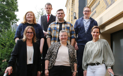 Ausbildungsstart in der Gemeinsamen Kirchenverwaltung (Obere Reihe von links): die Auszubildende Jennifer Raschke (3. Ausbildungsjahr), Auszubildender Justus zur Loye, Auszubildender Justin Haughey und Auszubildender Florian Ravenstein sowie  (Untere Reihe von links): Ausbilderin Raphaela Kompio-Ramadan von der Gemeinsame Kirchenverwaltung (Team Personal), Sina von der Burg von der Gemeinsame Kirchenverwaltung (Teamleitung Personal) und Birte Rüder, kommissarische Leiterin der Regionalen Dienstelle Delmenhorst/Oldenburg Land