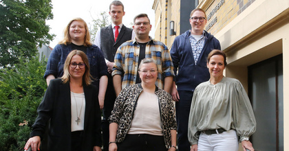 Ausbildungsstart in der Gemeinsamen Kirchenverwaltung (Obere Reihe von links): die Auszubildende Jennifer Raschke (3. Ausbildungsjahr), Auszubildender Justus zur Loye, Auszubildender Justin Haughey und Auszubildender Florian Ravenstein sowie  (Untere Reihe von links): Ausbilderin Raphaela Kompio-Ramadan von der Gemeinsame Kirchenverwaltung (Team Personal), Sina von der Burg von der Gemeinsame Kirchenverwaltung (Teamleitung Personal) und Birte Rüder, kommissarische Leiterin der Regionalen Dienstelle Delmenhorst/Oldenburg Land