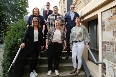 Ausbildungsstart in der Gemeinsamen Kirchenverwaltung (Obere Reihe von links): die Auszubildende Jennifer Raschke (3. Ausbildungsjahr), Auszubildender Justus zur Loye, Auszubildender Justin Haughey und Auszubildender Florian Ravenstein sowie  (Untere Reihe von links): Ausbilderin Raphaela Kompio-Ramadan von der Gemeinsame Kirchenverwaltung (Team Personal), Sina von der Burg von der Gemeinsame Kirchenverwaltung (Teamleitung Personal) und Birte Rüder, kommissarische Leiterin der Regionalen Dienstelle Delmenhorst/Oldenburg Land