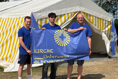 Zu sehen sind von links nach rechts: Sidney, Konrad und Volker Pickrun, die bei Kirche Unterwegs in diesem Sommer mitgearbeitet haben.