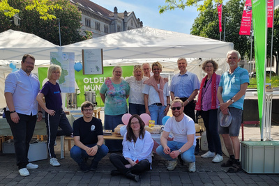Das Team aus dem Oldenburger Münsterland um Diakon Markus Kohring (1. Reihe hockend rechts) verteilte auf dem Markt der Möglichkeiten traditionellen Kilmerstuten.