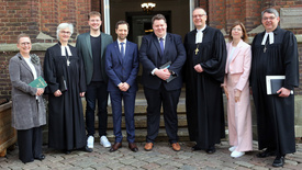 Einführungsgottesdienst in der Oldenburger St.-Lamberti-Kirche (von links nach rechts): Claudia Reetz, synodales Mitglied des Gemeinsamen Kirchenausschusses; Oberkirchenrätin Gudrun Mawick; Synodenpräsident Chris Schellstede; Oberkirchenrat Sebastian Groß; Oberkirchenrat Hauke Smoor; Bischof Thomas Adomeit; Lena Oltmann, Referentin im Dezernat 2; und Oberkirchenrat Lars Dede.