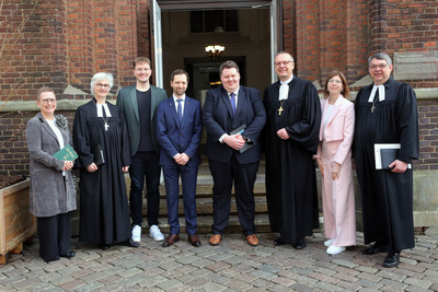 Einführungsgottesdienst in der Oldenburger St.-Lamberti-Kirche (von links nach rechts): Claudia Reetz, synodales Mitglied des Gemeinsamen Kirchenausschusses; Oberkirchenrätin Gudrun Mawick; Synodenpräsident Chris Schellstede; Oberkirchenrat Sebastian Groß; Oberkirchenrat Hauke Smoor; Bischof Thomas Adomeit; Lena Oltmann, Referentin im Dezernat 2; und Oberkirchenrat Lars Dede.