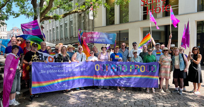 Mit einer Laufgruppe haben sich 2025 die oldenburgische Kirche und die Diakonie im Oldenburger Land an der CSD-Demonstration in Oldenburg beteiligt.