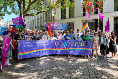 Mit einer Laufgruppe haben sich 2025 die oldenburgische Kirche und die Diakonie im Oldenburger Land an der CSD-Demonstration in Oldenburg beteiligt.