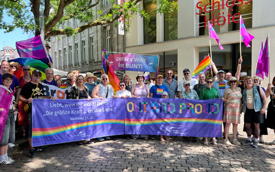 Mit einer Laufgruppe haben sich 2025 die oldenburgische Kirche und die Diakonie im Oldenburger Land an der CSD-Demonstration in Oldenburg beteiligt.