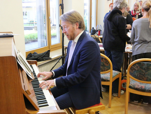Auf diesem Bild ist der Pfarrer Synodaler Pfarrer Nico Szameitat am Klavier zu sehen.