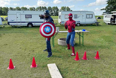 Zu sehen sind Captain America und Spiderman bei ihrem Besuch in Hooksiel.