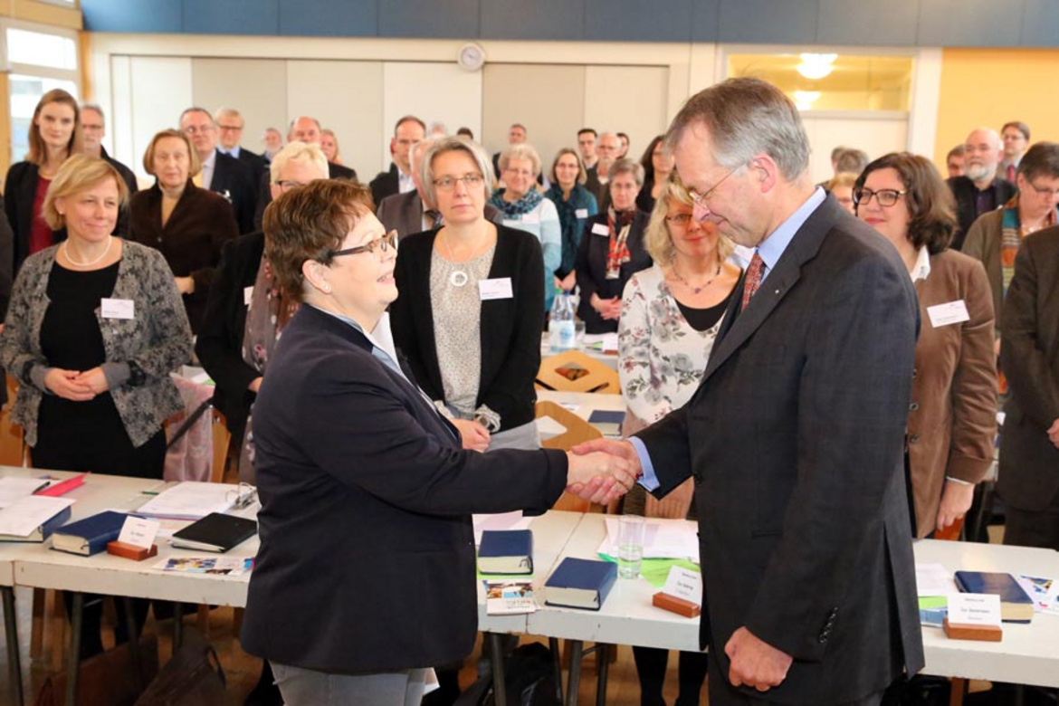 Sabine Blütchen vereidigte den Synodalen Dr. Michael Jonas.