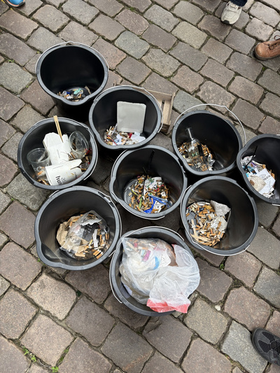 Neun Eimer voller Müll