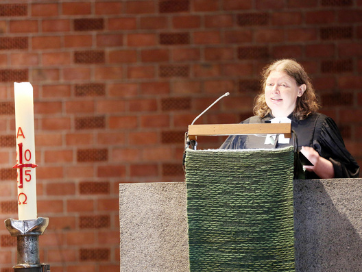 Pfarrerin Natascha Faull steht auf der Kanzel und predigt.