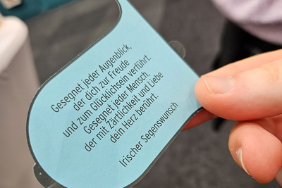 Am lilafarbenen Glockenturm dürfen sich alle einen ganz persönlichen Trauspruch ziehen.