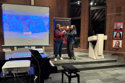 Die beiden Popkantorinnen Karola Schmelz-Höpfner (links) und Sarina Lal informierten über die Probenarbeit.