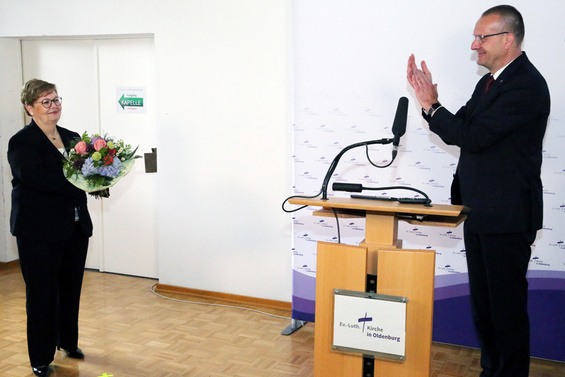 Gratulation zur 25. jährigen Synoden-Mitgliedschaft von Sabine Blütchen durch Bischof Thomas Adomeit