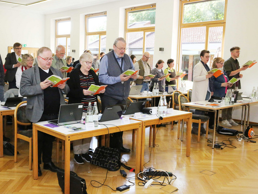 Das Bild zeigt die Synode bei der Andacht zur Eröffnung der 11. Tagung der 49. Synode im Evangelischen Bildungshaus Rastede.