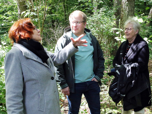 Das Foto zeigt einzelne Gesprächsgruppen zum Jahresthema