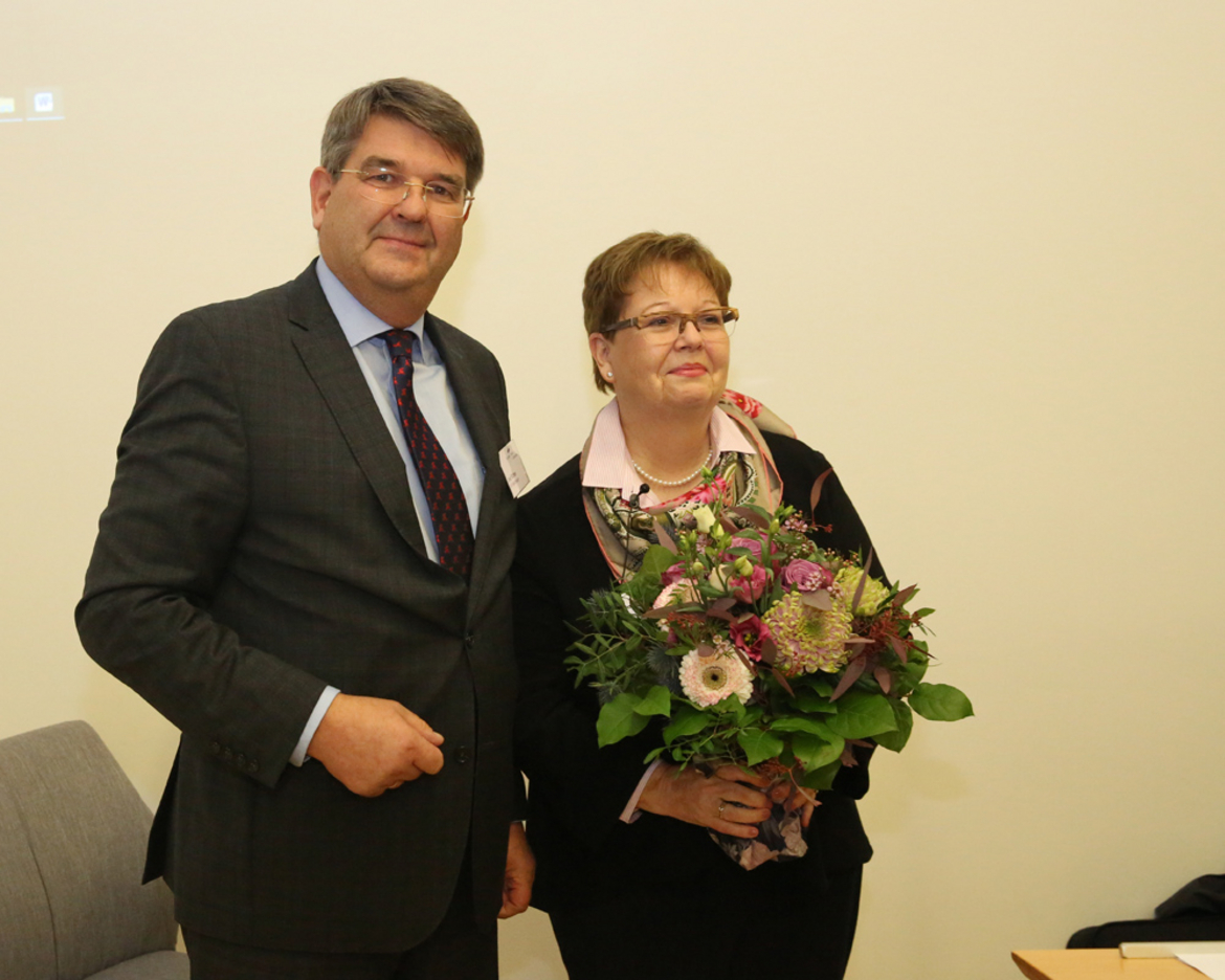 Der Synodale Jost Richter dankte Synodenpräsidentin Sabine Blütchen.