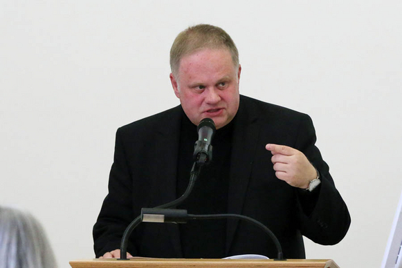 Der Synodale Pfarrer Dr. Oliver Dürr stellt den Antrag, den Bereich der Aussiedlerarbeit in das Aufgabenfeld „Mission“ aufzunehmen.