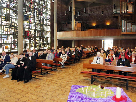 Es ist die Gemeinde im Gottesdienst zu sehen.