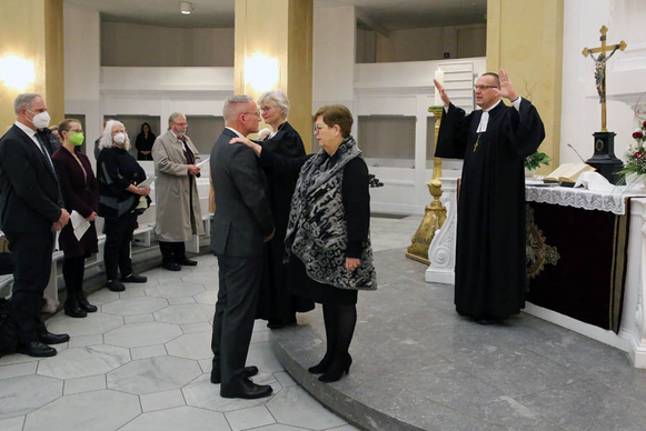 Bischof Thomas Adomeit segnet Oberkirchenrat Frank Lütjelüschen für seinen Dienst in der oldenburgischen Kirche.