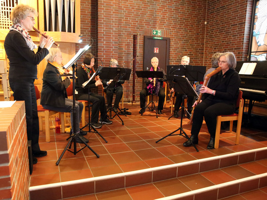 und dem Blockflötenensemble Varel unter Leitung von Annette Kallage gestaltet.