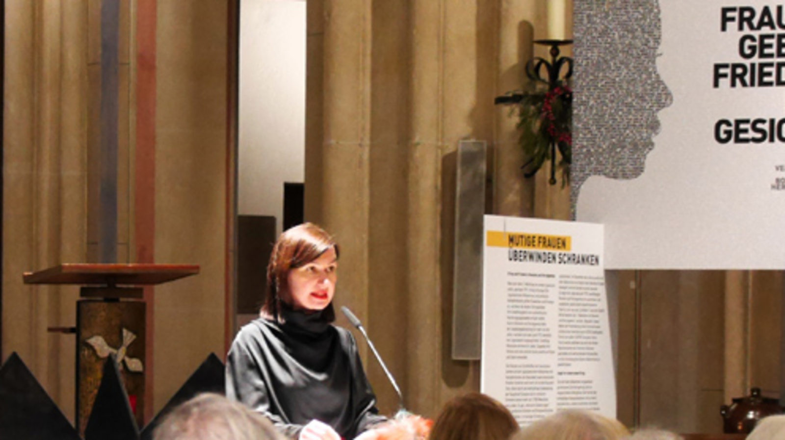 Dragana Petric aus Bosnien-Herzegowina eröffnet die Ausstellung in der Forumskirche St. Peter.
