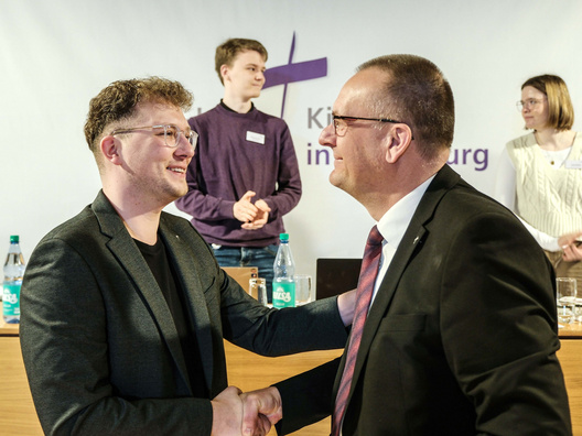 Bischof Adomeit gratulierte Chris Schellstede zu seinem neuen Amt als Synodenpräsident.