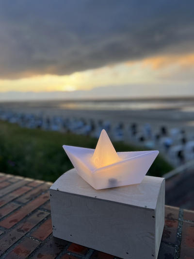 Drei Hör-Boxen auf der Insel erzählen Geschichten, die sich um das Modellschiff ranken.